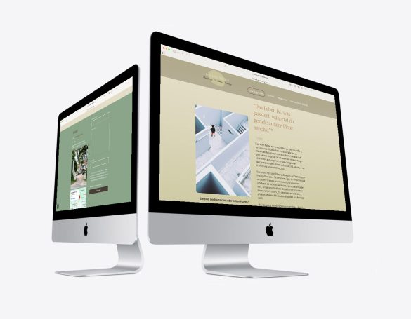 Zwei iMac-Computer zeigen unterschiedliche Webseiten-Layouts.