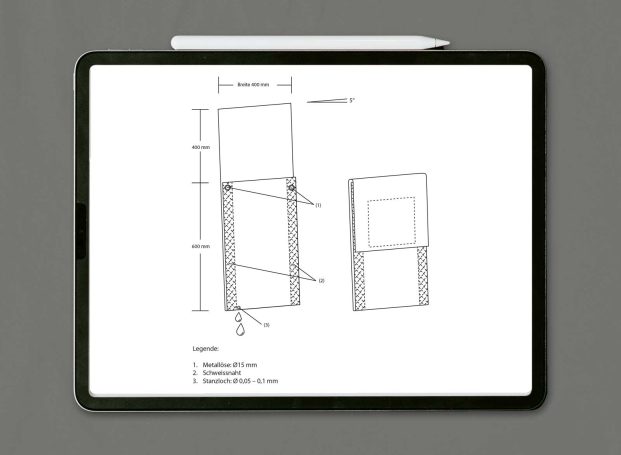 Technische Zeichnung mit Maßen und Details eines Objekts auf einem Tablet.