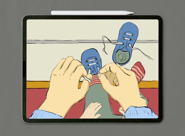 Hände binden Schnürsenkel an blauen Schuhen auf rotbraunem Boden.