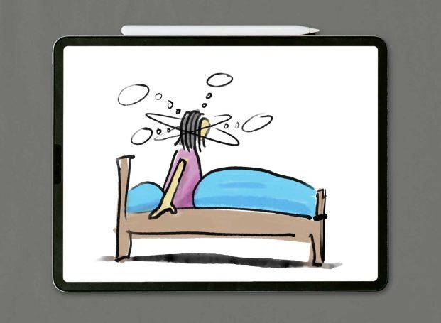 Eine Person sitzt verwirrt auf einem Bett mit einem blauen Bettbezug.